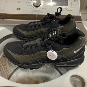 BNIB NIKE AIR MAX 95 ESSENTIAL